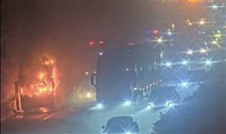 新／國1楊梅段「客運火燒車」車流紫爆