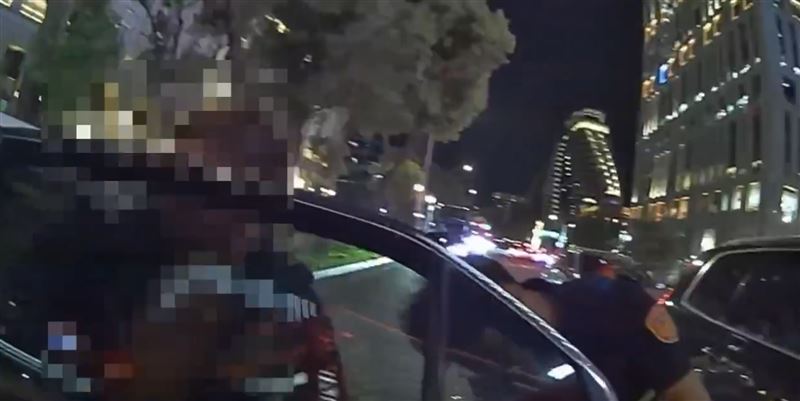 警方主動前往查處,當場依違反社會秩序維護法將林男帶返派出所。(圖/翻攝畫面)