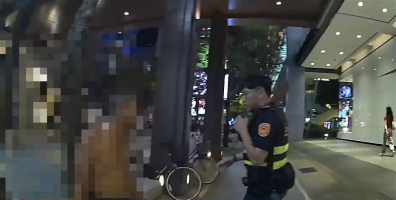 台北市信義區香堤大道上今(30日)下午一名男子因太無聊焚燒空菸盒以及碎紙。(圖/翻攝畫面)
