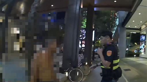 獨／信義區半裸火焰秀！阿北秒被抓上警車