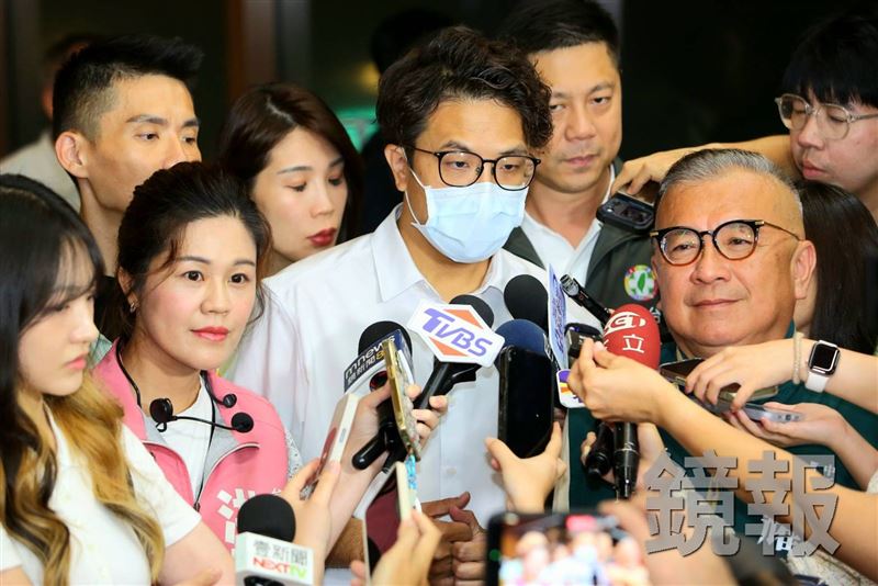 沈伯洋今天跑行程時戴著口罩,並透露自己發燒了