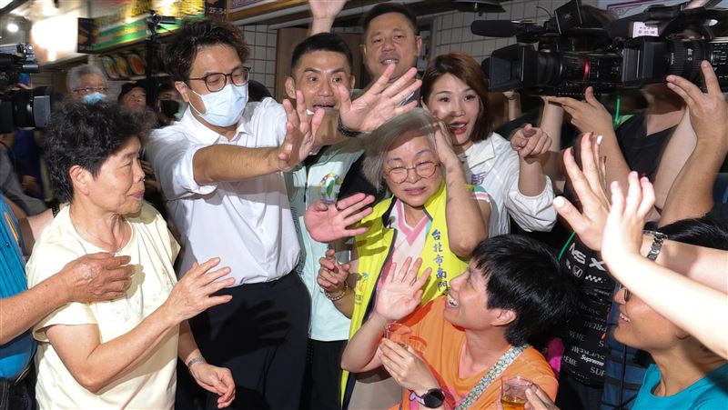 沈伯洋、蔣萬安南門市場拚人氣　柯Ｐ也來