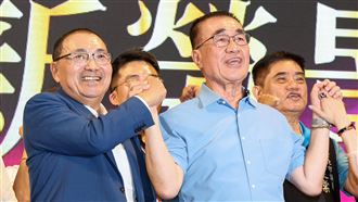 李四川與侯友宜出席雙北觀光產業論壇（2）新北市長侯友宜（前左）、國民黨新北市長參選人李四川（前右）30日晚間出席雙北觀光產業中秋論壇，兩人呼口號拚勝選。中央社記者吳家昇攝　115年9月30日