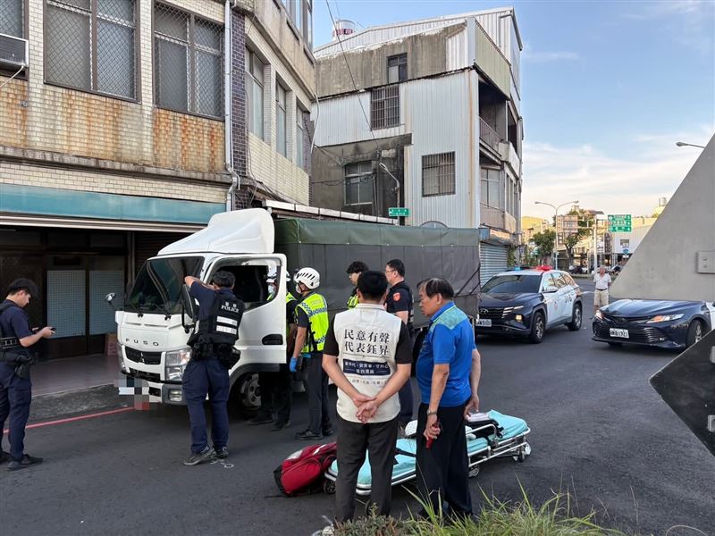 徐姓男子趴在駕駛座方向盤上已明顯死亡。(圖/翻攝自張鈺昇臉書)