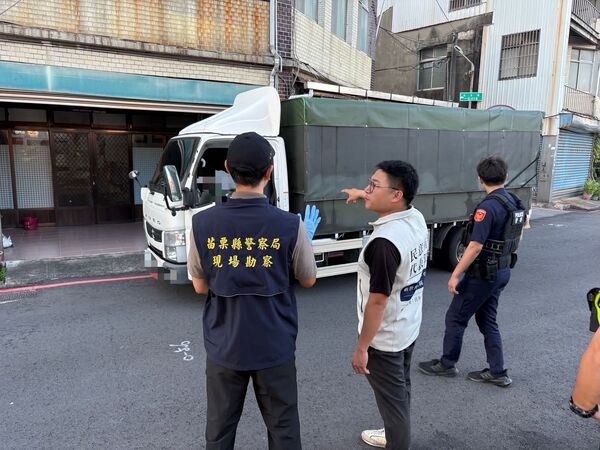 徐男則趴伏在方向盤上動也不動,明顯死亡。(圖/翻攝自張鈺昇臉書)