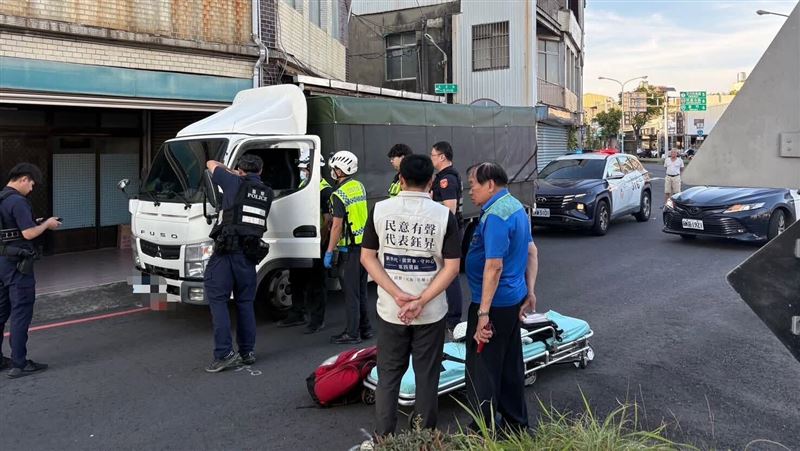 小貨車詭怠速!男倒趴方向盤⋯破窗已屍殭
