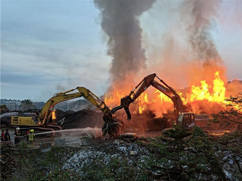 基隆市信義區天外天垃圾掩埋場30下午發生火警,入夜仍在進行殘火處理。(基隆市府提供)