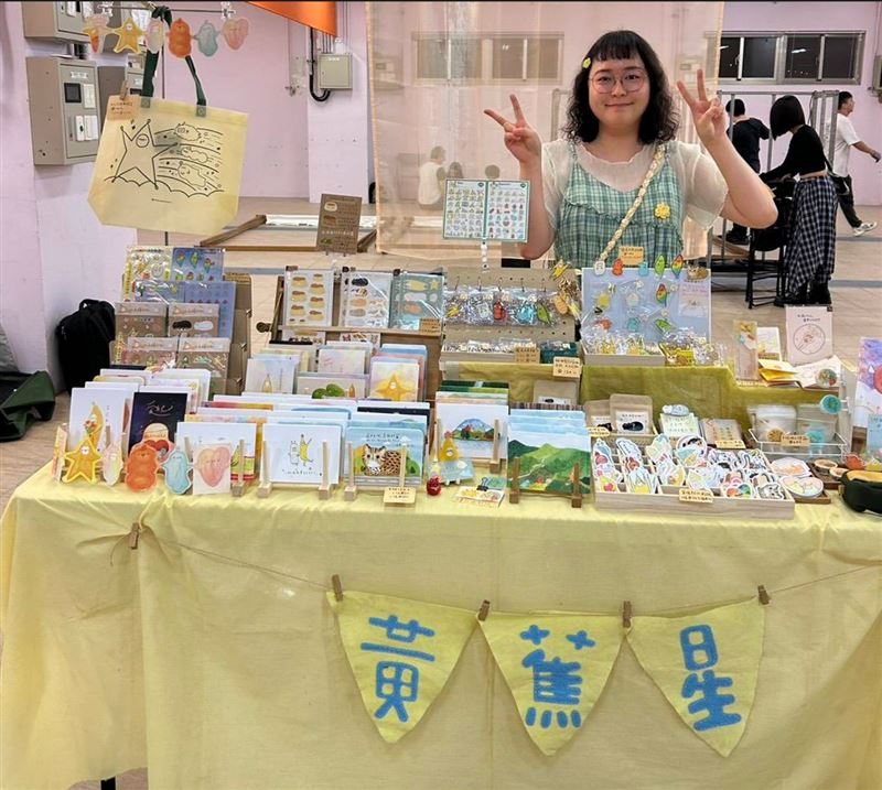 黃蕉星曾推出「那些憂鬱的日子」、「愛自己」、「把心照顧好」及「生病的人需要的時間」等作品。（圖／翻攝畫面）