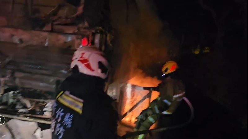 客運遭大火燃燒至剩下骨架。(圖/翻攝畫面)