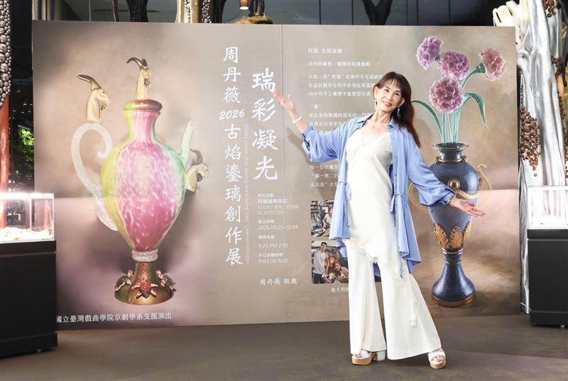 有「70年代第一代名模」之稱的周丹薇近期舉辦琉璃展。(圖/記者田俊彥攝影)