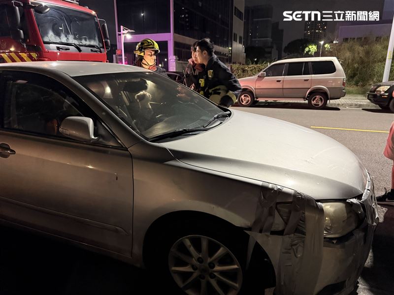 台中市水湳地區驚傳疑似虐待動物案，一隻狗狗被獨自反鎖在路邊車內長達近6小時。熱心民眾自傍晚5時發現後報警求助。（圖／翻攝畫面）