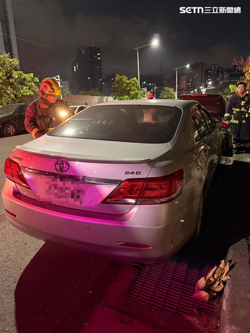 台中市水湳地區驚傳疑似虐待動物案，一隻狗狗被獨自反鎖在路邊車內長達近6小時。熱心民眾自傍晚5時發現後報警求助。（圖／翻攝畫面）