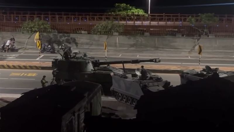 肇事的車型,疑為M113裝甲運兵車與M109A5型自走砲。(圖/翻攝自Threads @allen193892授權提供,未經同意請勿轉載)
