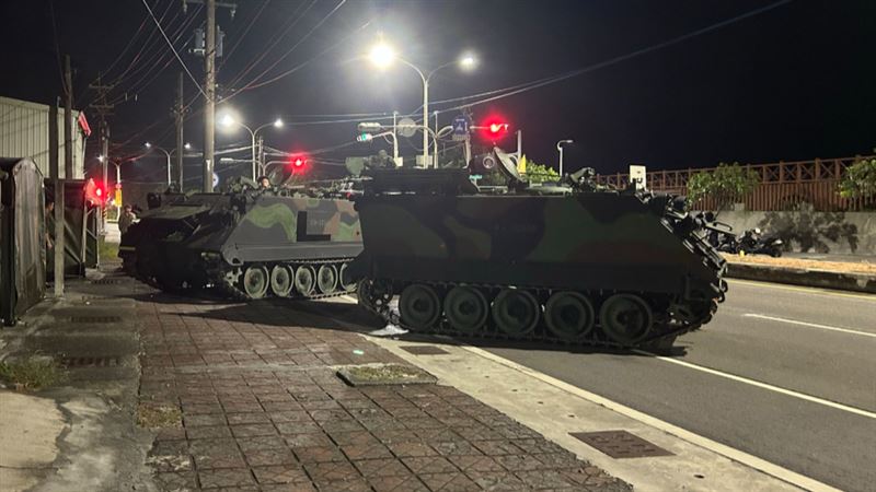 高雄市茄萣區昨天(9月30日)深夜,驚傳國軍戰車碰撞事故。(圖/翻攝自Threads @allen193892授權提供,未經同意請勿轉載)