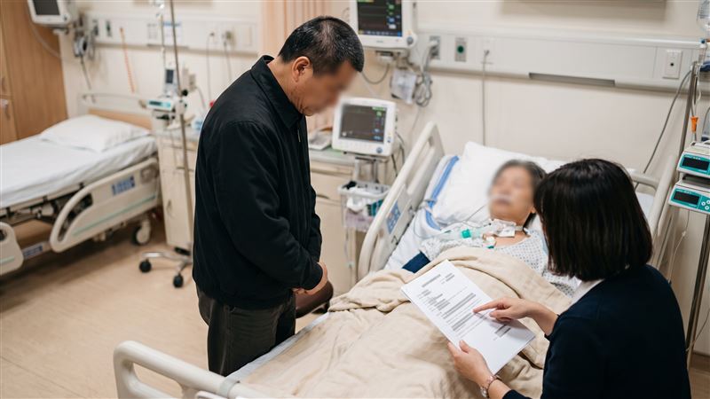 生母因中風、氣切生活無法自理,由醫院通報安置,每月需4萬2500元安置費,請求兒子負擔;但孩子出庭佐證生母未盡過去扶養義務,法院獲准免養。(示意圖/AI製圖)
