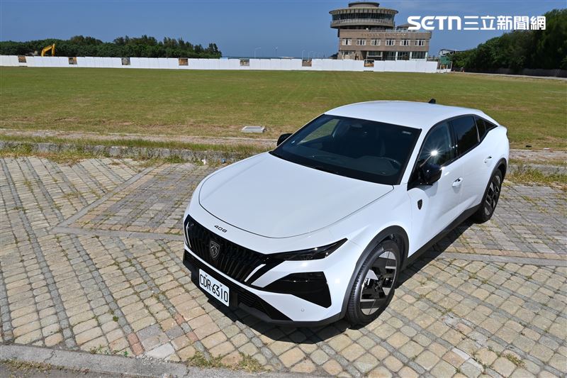 Peugeot 408是一款結合外型與實用性的多功能車。(記者鍾釗榛攝影)