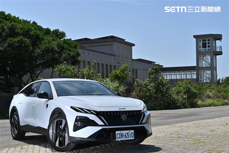 Peugeot 408 Hybrid 1.2 GT Focal豐富的配備,在同價位的兢爭對手中具有優勢。(記者鍾釗榛攝影)
