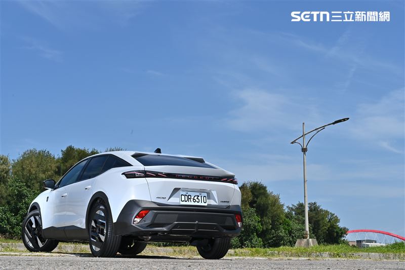 Peugeot 408綜合房車,旅行車與休旅車的各項優勢。(記者鍾釗榛攝影)