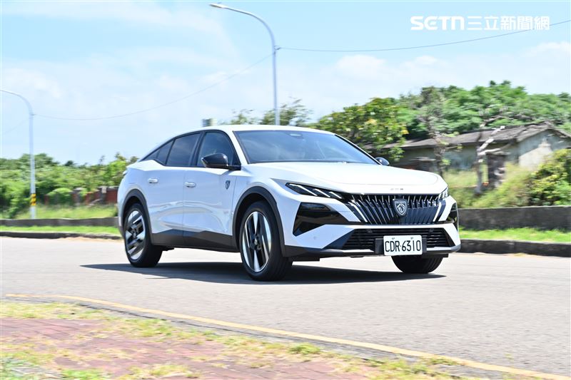 省油以及多種駕駛模式可以選擇,是Peugept 408另一大優勢。(記者鍾釗榛攝影)