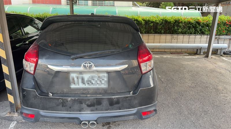 兇手殺人後,屍體就塞進這台轎車的後車廂。(圖/翻攝畫面)