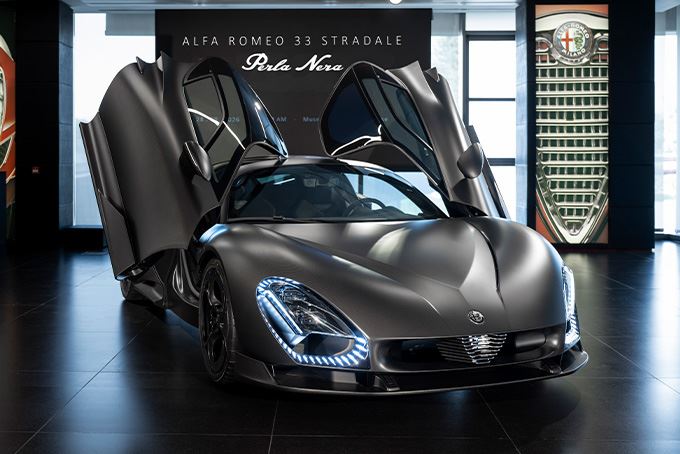 33 Stradale Perla Nera是客製化部門Bottegafuoriserie首件作品。(翻攝/Alfa Romeo網站)
