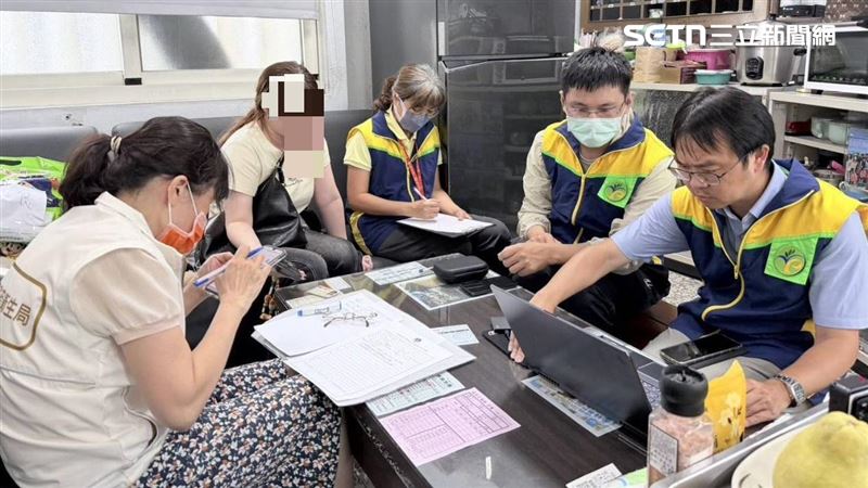 驚動縣府和防疫署大陣仗找上門,女子這才改口是開玩笑,肉乾是去年在夜市買的,拍片動機是為搏聲量,肉乾已經丟掉,實際去向不明。(圖/翻攝畫面)