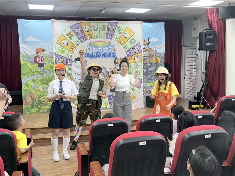 張齡予受邀擔任「節能推廣大使」,前往桃園大溪偏鄉百吉國小宣導綠能。(圖/本人提供)