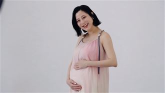 女星二婚證實平安順產　嫩嬰可愛小手照曝