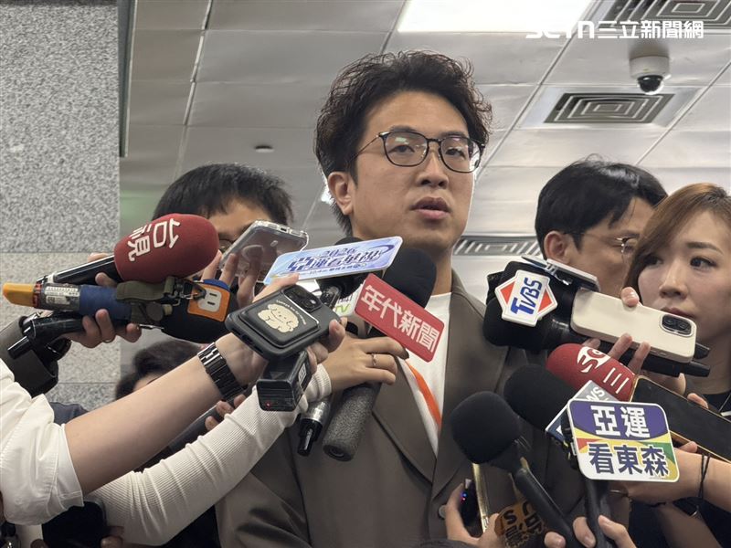 民進黨台北市長參選人沈伯洋出席「第七屆台北國際照顧博覽會」前受訪(圖/記者劉秀敏攝影)