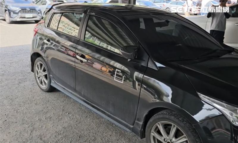載運屍體的轎車就停在分局,上頭滿滿鑑識痕跡。(圖/翻攝畫面)