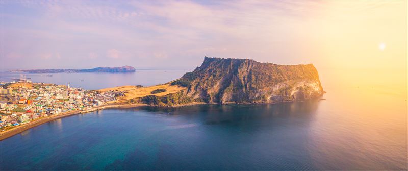 韓國濟州島城山日出峰,在城山日出峰頂端觀賞日出是濟州十大美景之一。(圖/飯店旅宿業者提供)