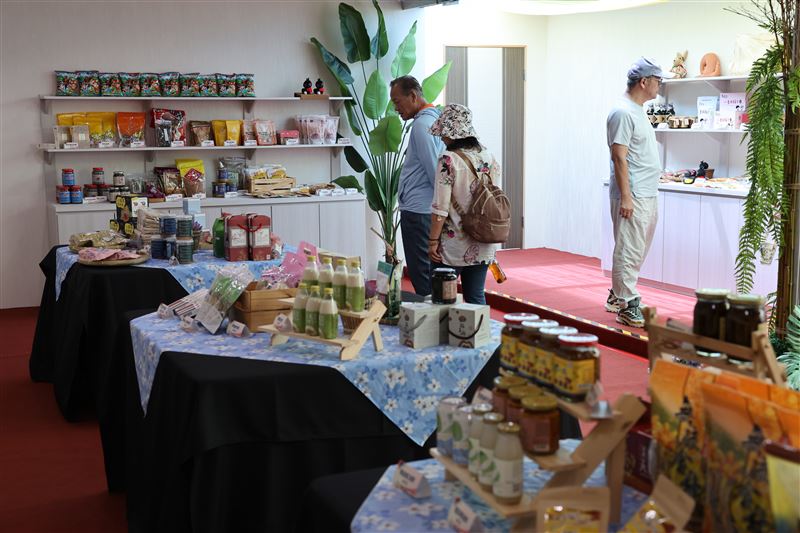 「產業客庄」串聯文化、產業與觀光,花蓮客家文化風華展於客家文化館展出歡迎鄉親前往參觀。(圖/花蓮縣政府提供)