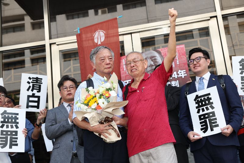 王隆昌涉收賄判刑定讞 高院再審改判無罪(3)前北科大教授王隆昌被控收賄,遭判刑7年8月定讞,高院1日再審改判無罪。圖為王隆昌(前左)接受大哥王太昌(前右)獻花。(圖/中央社)