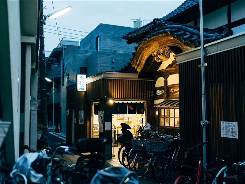 小杉湯外觀。創立於1933年,完整保留昭和初期神社建築樣式的木造外觀。(圖/東京觀光事務所台灣辦事處提供)