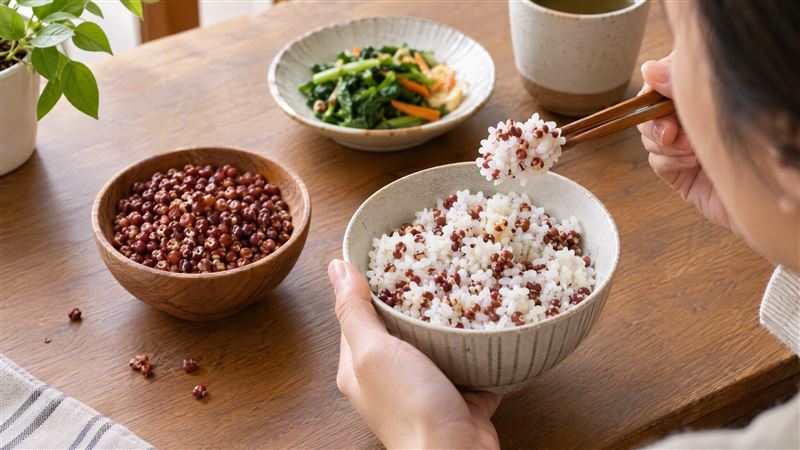 紅薏仁保留較完整麩皮,富含膳食纖維、多酚類及植化素,營養師呂美寶建議搭配糙米、十穀米煮飯,作為日常全穀食材。(示意圖/AI製圖)