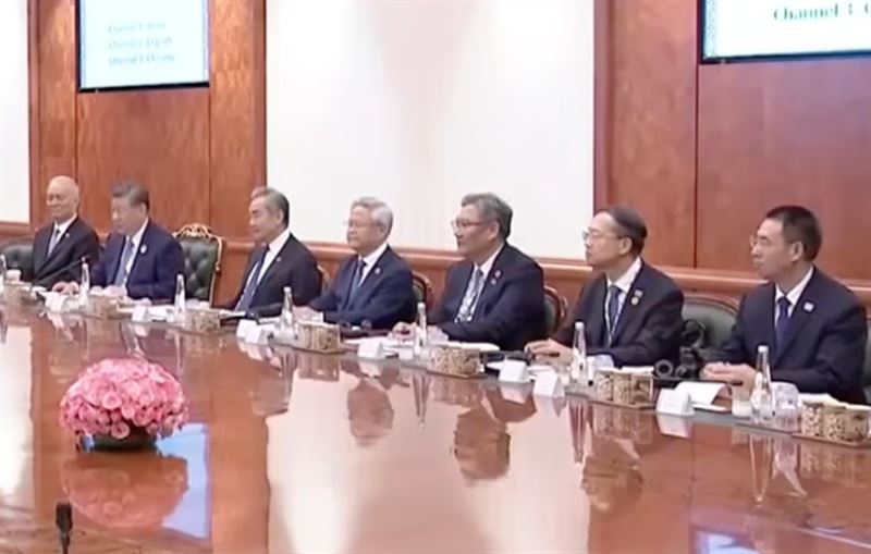 根據白宮國宴賓客名單,該名男子證實為中共中央警衛局局長周洪旭(右一)。(圖/翻攝自網站)