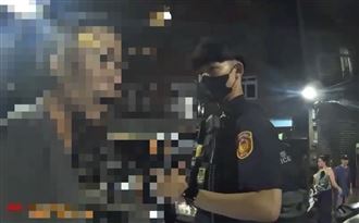 撞死小貓後想離開！攤商不滿沒吊樹頭攔人