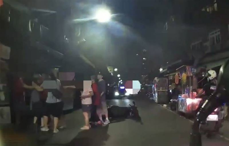 蔡姓攤商不滿賴姓男子的處理方式,認為死貓應該要吊在樹頭上而攔人。(圖/翻攝畫面)