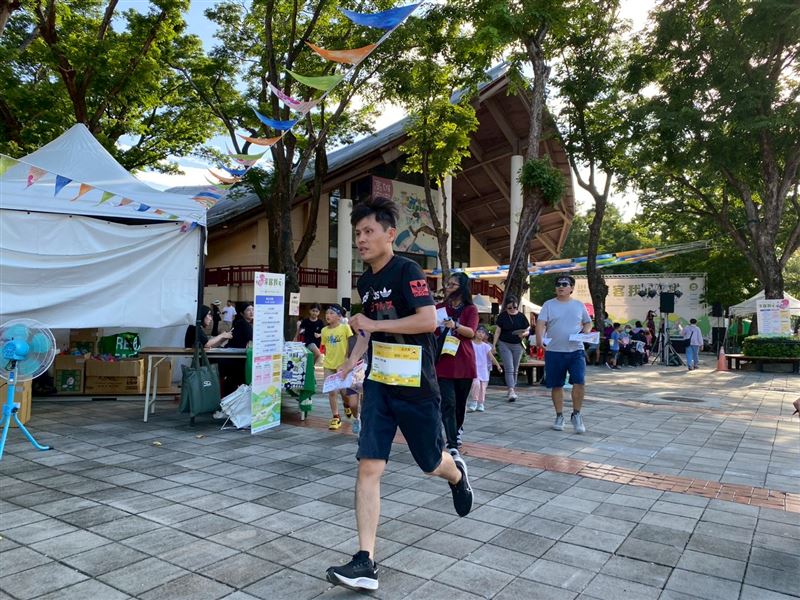 114年參與民眾循著線索奔跑尋找關卡,投入定向挑戰。(圖/高雄市政府客家事務委員會提供)