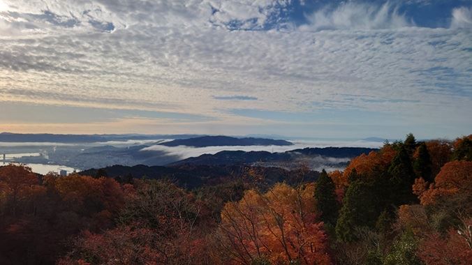 站在比叡山登仙台遠眺,碧藍湖水與層層楓紅相輝映,盡收眼底。(圖/比叡山琵琶湖DMO提供)