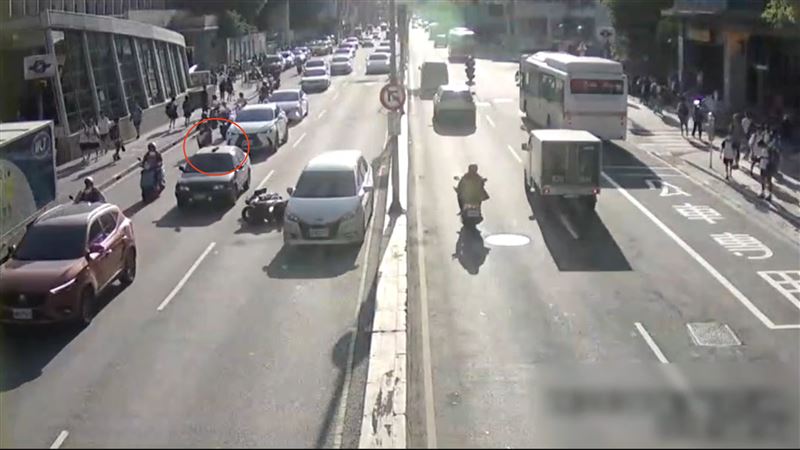 新北市新莊區23日下午發生一起車禍事故,男子遭小客車猛撞拖鞋噴飛到隔壁車車頂上。(圖/翻攝畫面)