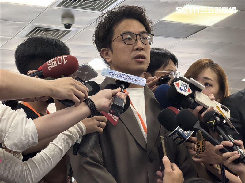 民進黨台北市長參選人沈伯洋出席「第七屆台北國際照顧博覽會」前受訪(圖/記者劉秀敏攝影)