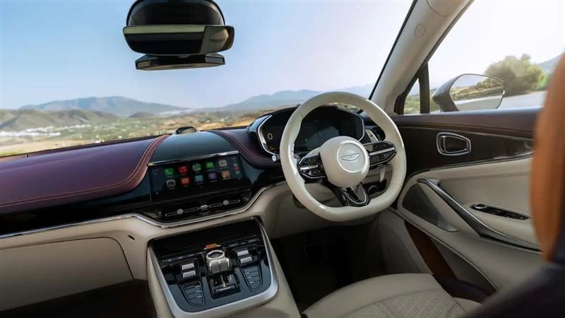 採用雙層玻璃,車艙隔音提升。(圖/翻攝Aston Martin網站)