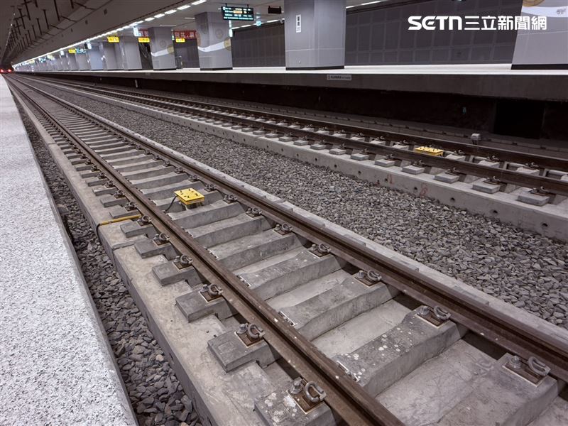 台南地下車站採用無道碴軌道。(圖/記者李育道攝影)