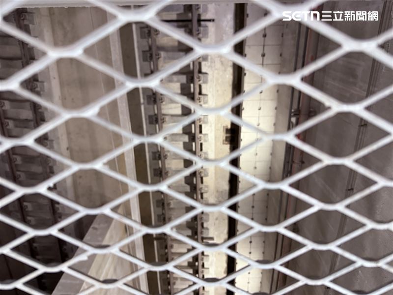 通風機可將火災濃煙排開,讓民眾迅速以反方向逃離。(圖/記者李育道攝影)