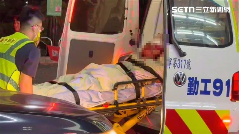 27歲張姓男子酒後鬧事,拿旗幟追打路人,結果自己摔到頭破血流。(圖/翻攝畫面)