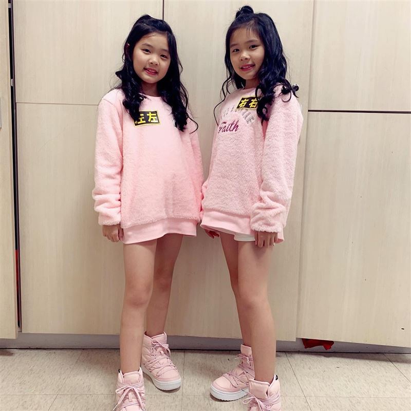 同卵雙生雙胞胎姊妹左左、右右,5歲時因翻跳韓國女團Crayon Pop歌曲紅遍全台。(圖/翻攝自臉書)