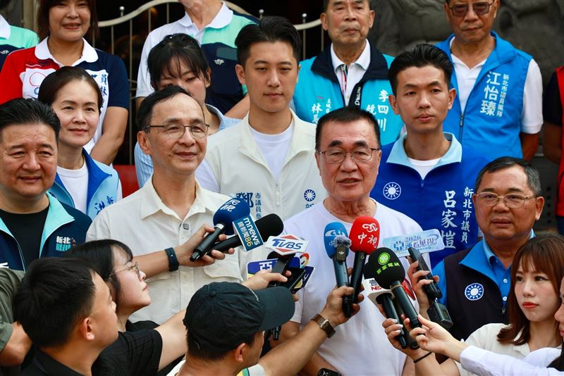 朱立倫陪李四川掃街(圖/朱立倫辦公室提供)