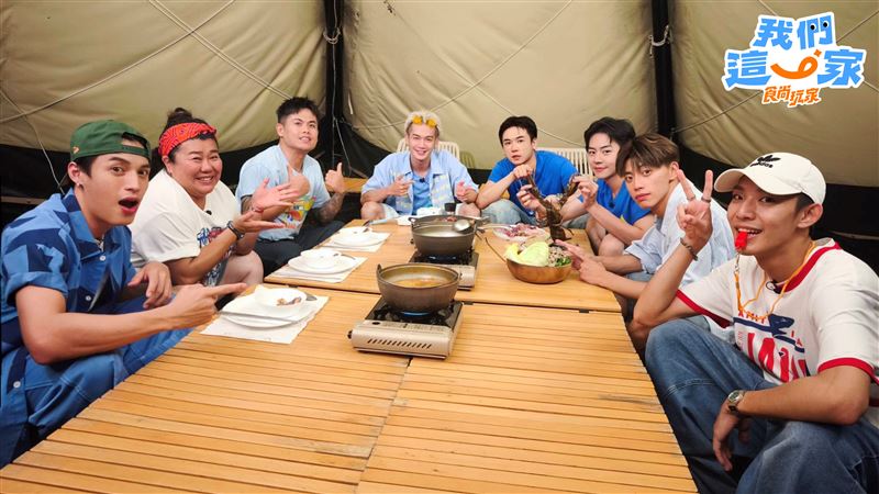 一行人來到豪華露營區玩起「真心話大冒險」,意外爆出Ozone不少私下趣事。圖左起哲言、林美秀、張再興、子翔、祖安、佳辰、文廷、煥鈞。(圖/TVBS提供)
