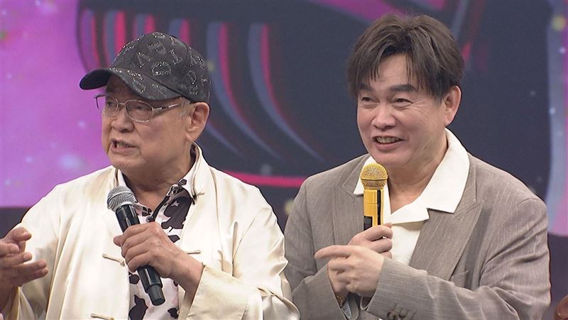 康康(右)爆「童安格」藝名由來沒人信,劉福助(左)親口證實跟歌有關。(圖/中視提供)